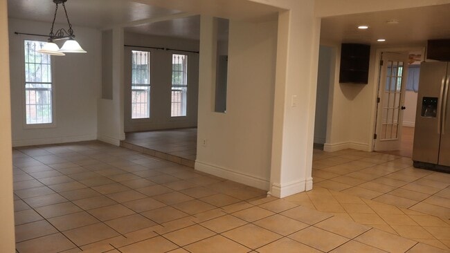 Building Photo - 1810 Town and Country Dr