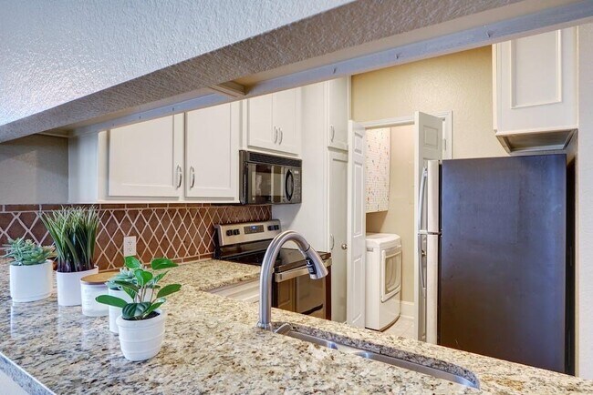 Building Photo - 3001 Cedar St