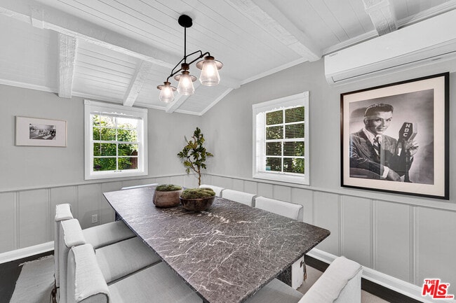 Building Photo - 560 Croft Ave