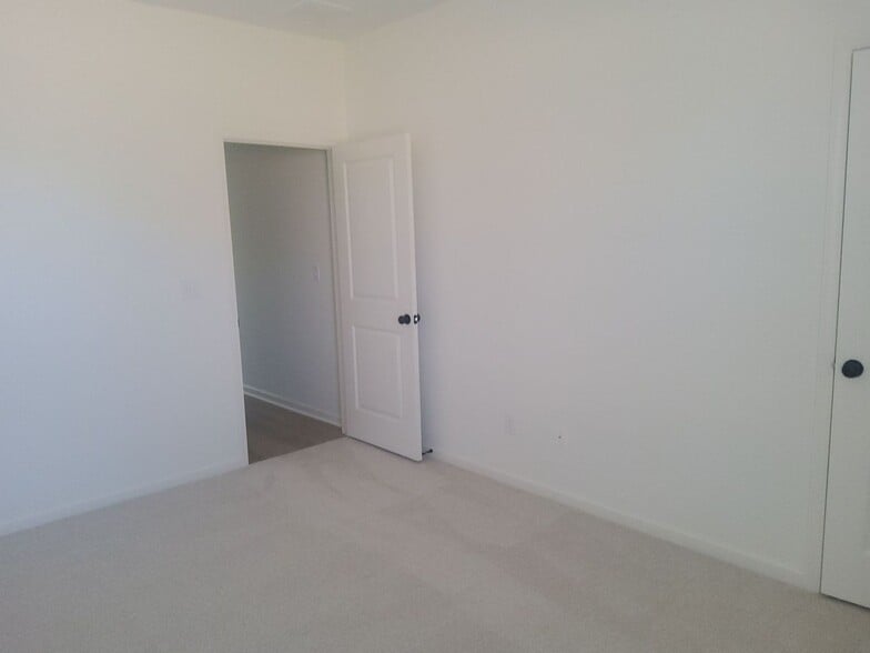 Building Photo - 35 Hillside Dr