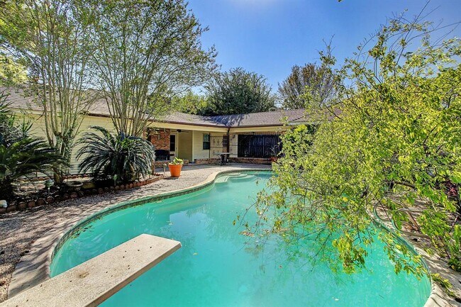 Building Photo - 12630 Trail Hollow Dr