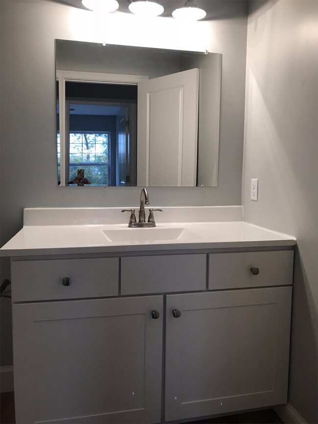 Building Photo - 2405 Rosa RoadRidge Manor Ct