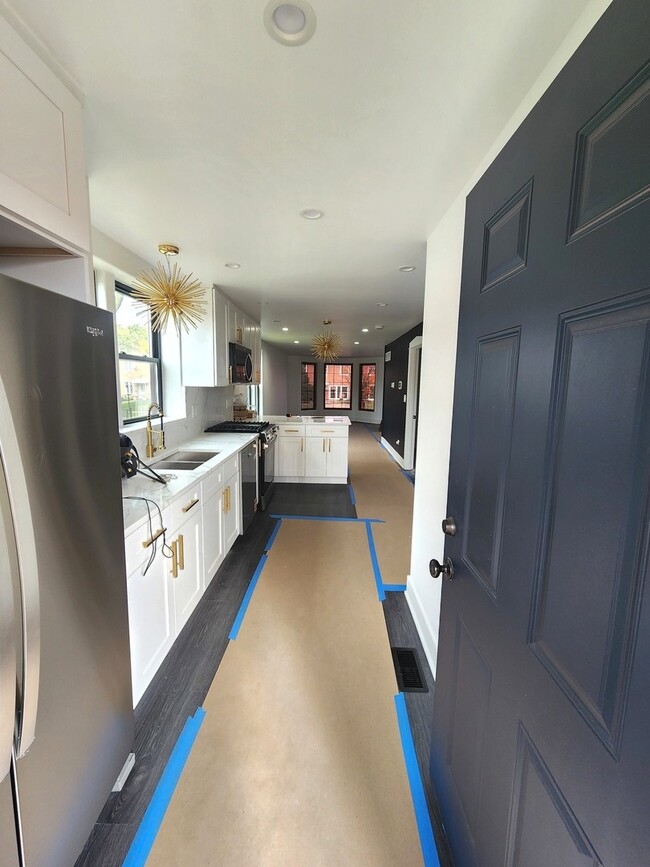 Building Photo - 243 W Swann St