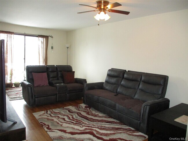 Building Photo - 2 W Lawrence Park Dr