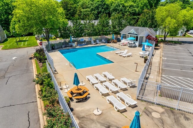 Building Photo - Light and bright 3 bedroom 2 bath townhome...