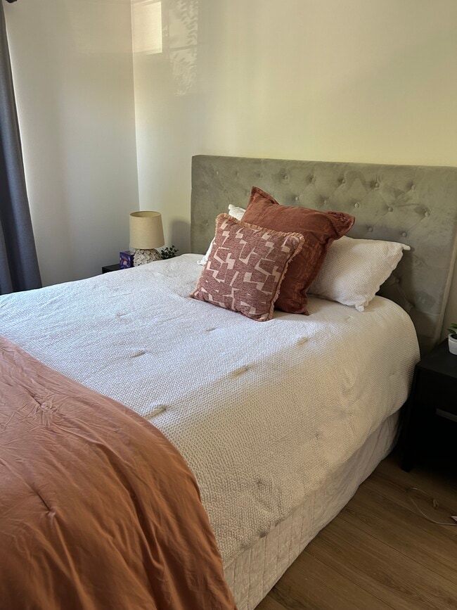 Building Photo - 319 W Shoshone St