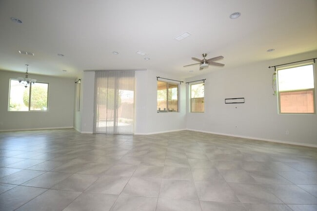 Building Photo - Beautiful single level 4 bedroom 2.5 bath Gilbert home.