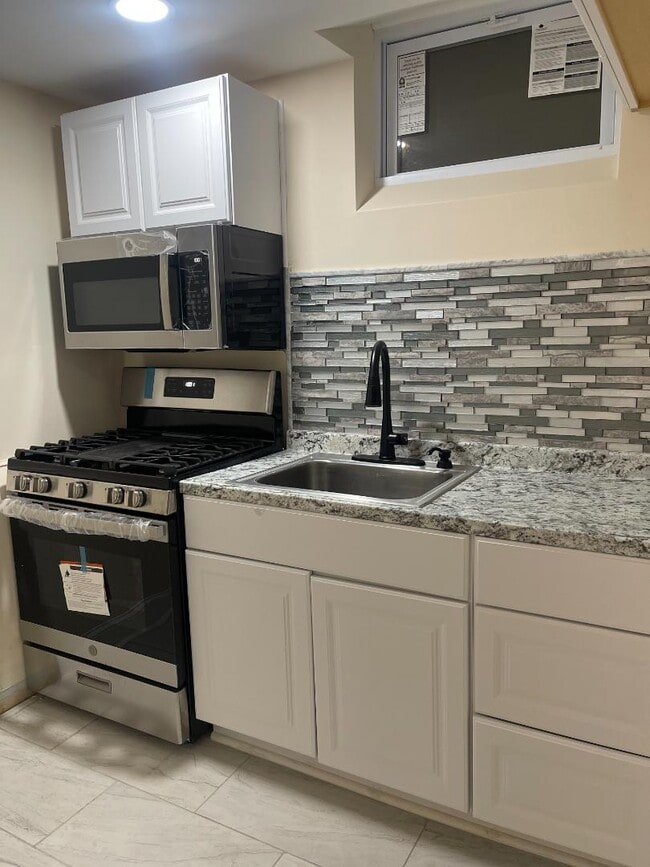 Building Photo - 416 Topeka Ave