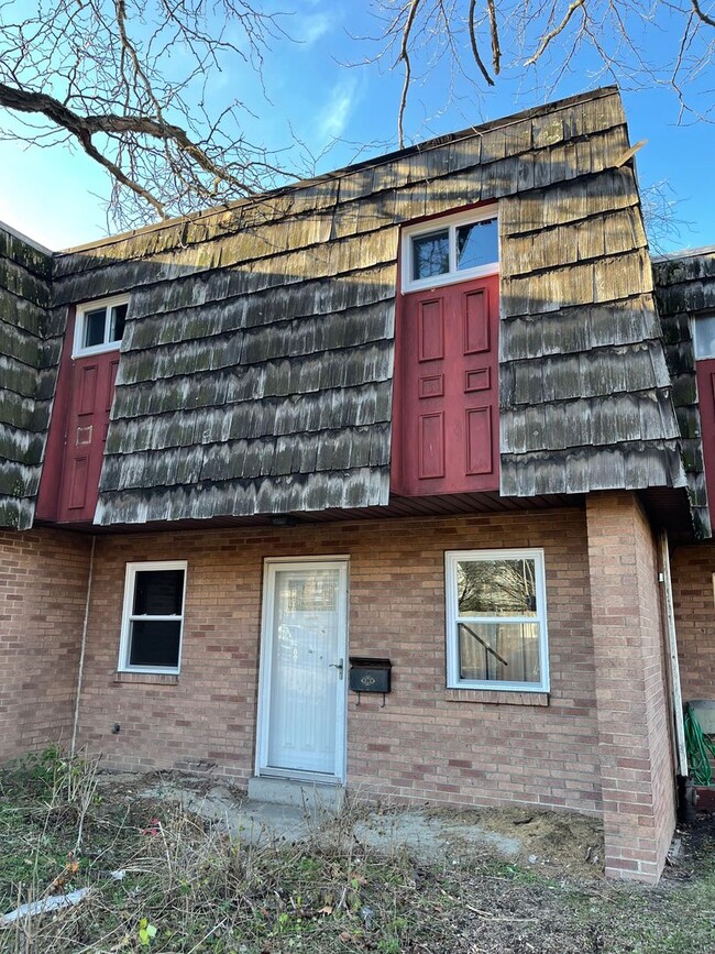 Building Photo - Cozy 2 BR / 1 Bath Townhome in Turtle Creek