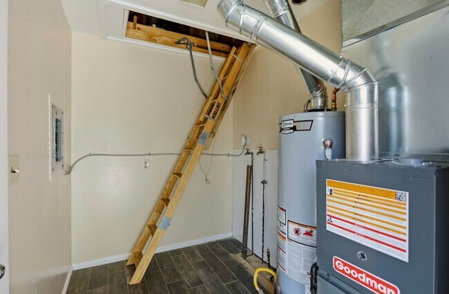 Building Photo - Cozy 2-Bedroom Home with Bonus Room & Fenced Yard!