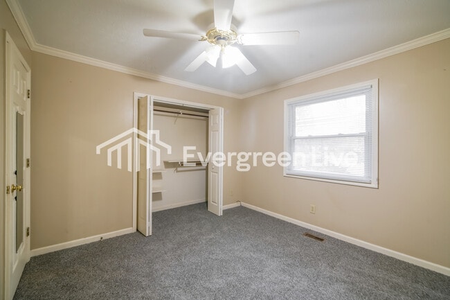 Building Photo - 6253 S Skyline Dr