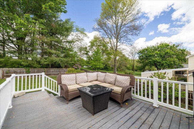 Building Photo - Spacious Home with Amazing Fenced Yard in ...
