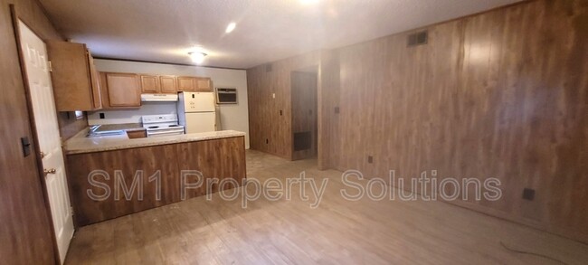 Building Photo - 1716 Green Oaks Dr SE