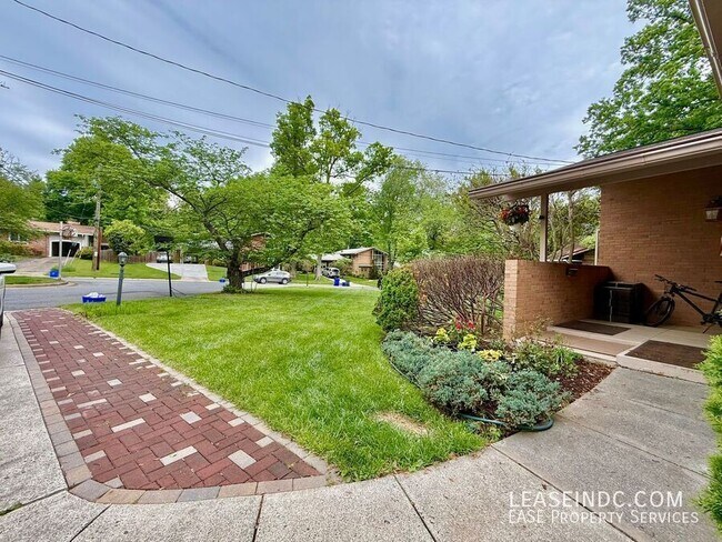 Building Photo - 6424 Hollins Dr
