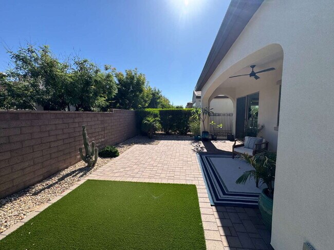 Building Photo - 120 E Iloca Ln