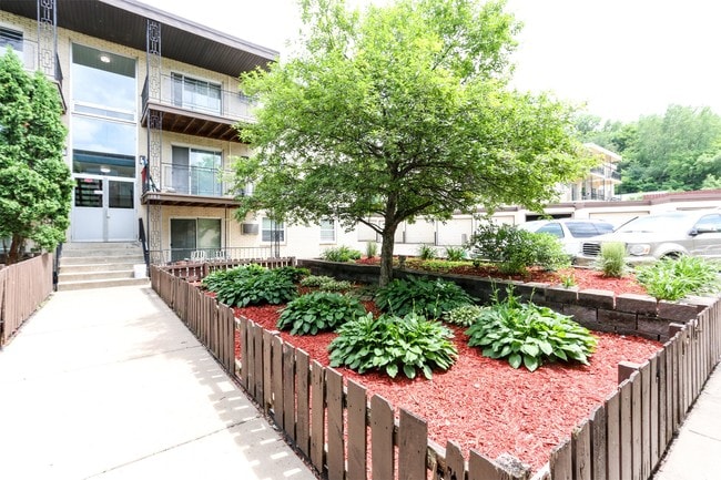 Building Photo - 380 Larpenteur Ave W