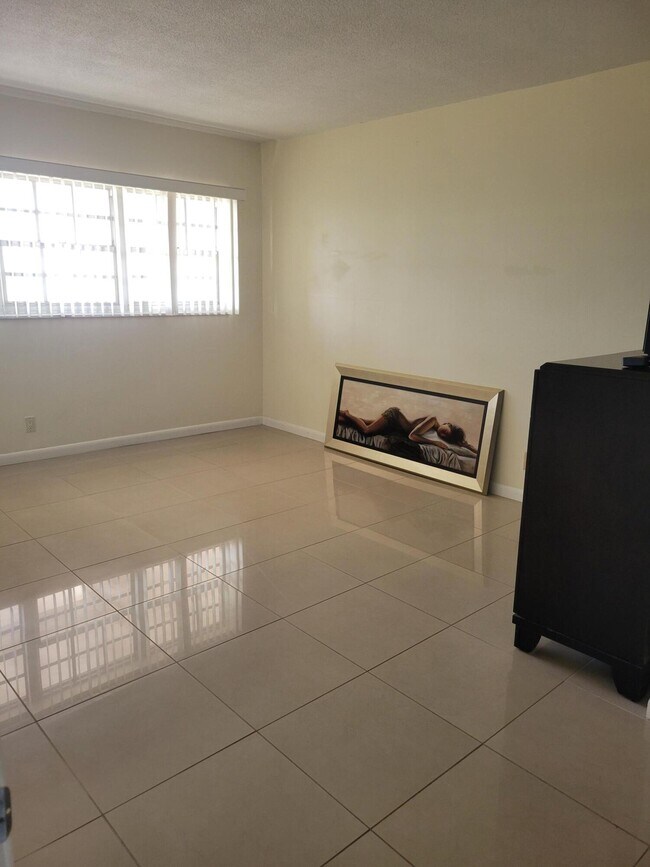 Building Photo - 3050 N Palm Aire Dr