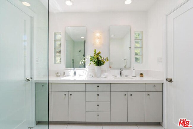 Building Photo - 1068 Casiano Rd