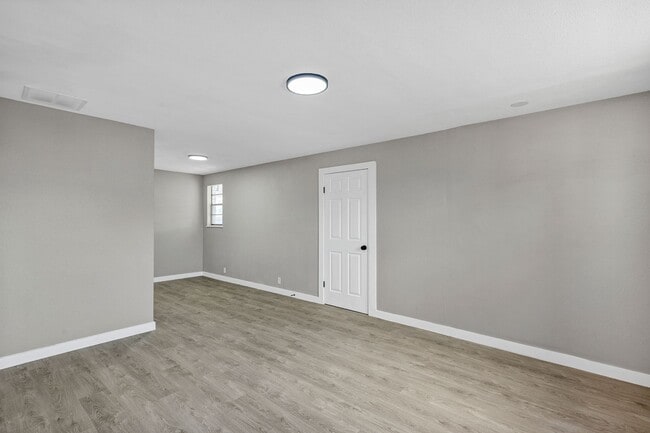 Building Photo - Charming 3-Bedroom Home with Spacious Yard & Enclosed Porch in Frostproof