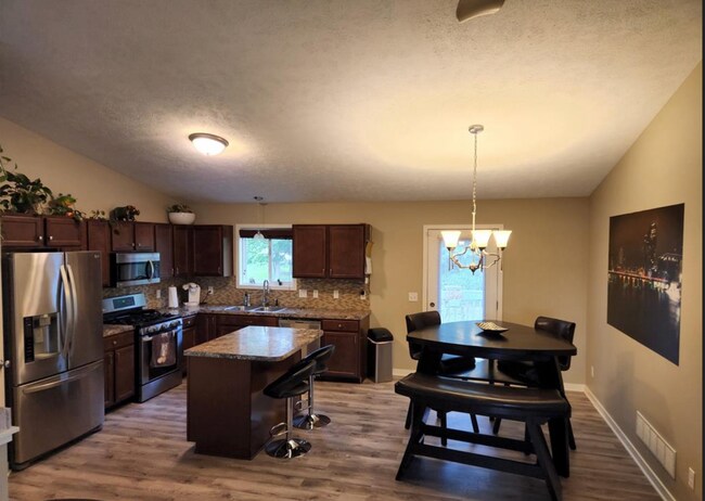 Building Photo - 5900 Clear Pointe Dr SE