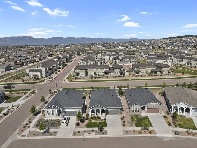 Building Photo - Single Family w/ Elegance
