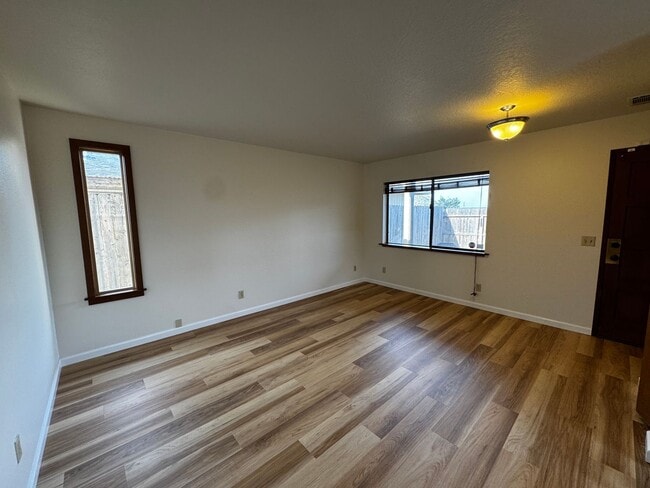 Building Photo - Charming 3 Bedroom 2 Bath home located in Humboldt Hill!