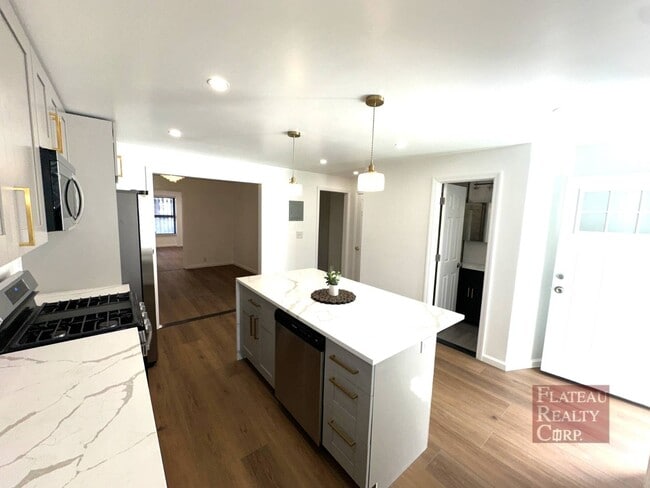 Building Photo - 364 Marion St