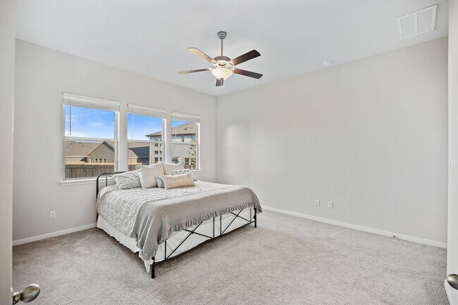 Building Photo - Amazing 5 Bedroom Home - Georgetown