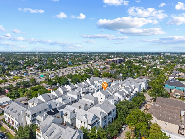 Building Photo - 249 E 27th St