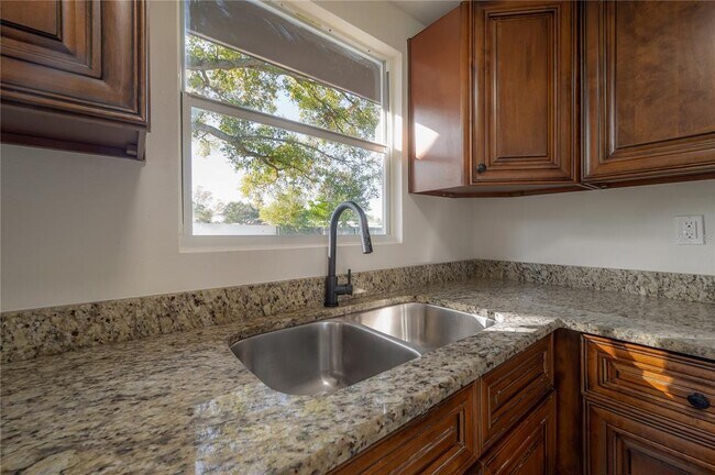 Building Photo - 4002 W Fairview Heights