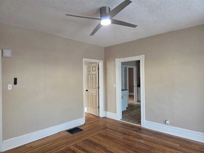 Building Photo - 184 King St