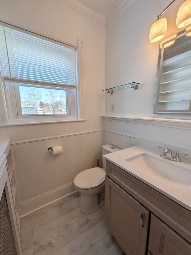 Building Photo - 1105 Queen St