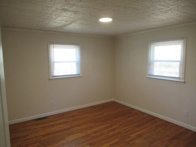 Building Photo - Charming Brick Ranch in a Convenient Lincolnton Location!