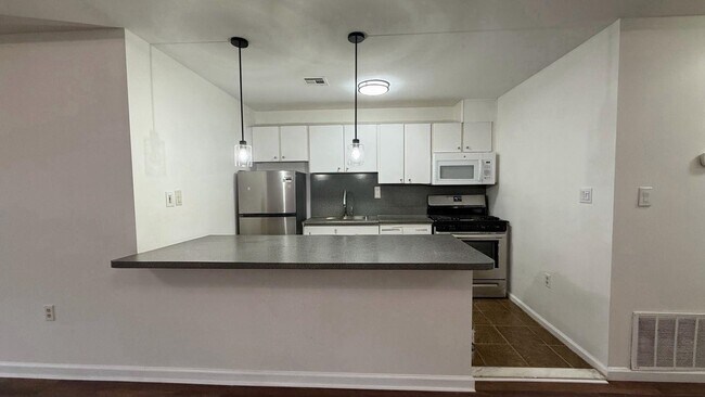 Building Photo - 225 Halladay St