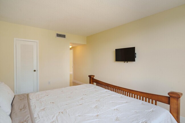 Building Photo - 1980 S Ocean Dr