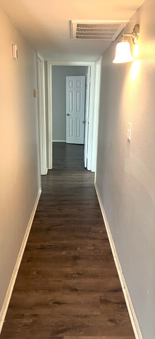 Building Photo - SINGLE STORY 2 BEDROOMS 1 BATHROOM NORTH P...