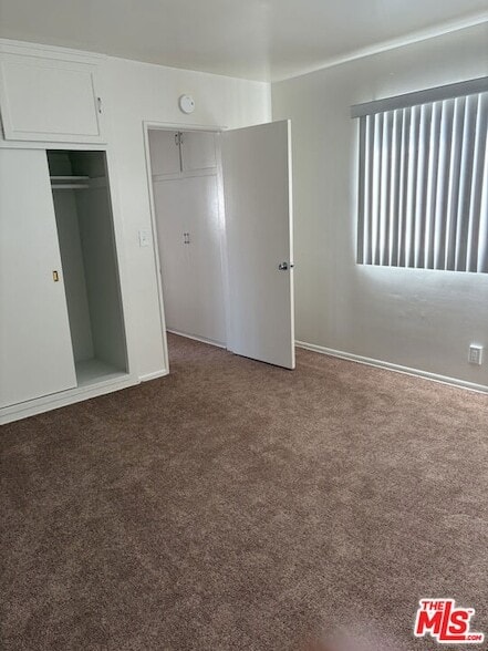 Building Photo - 818 E Nutwood St