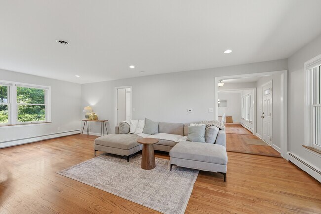 Building Photo - 317 E Forest Ln