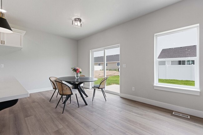 Building Photo - AWESOME 3 Bed 2 Bath Twin home in Sugar city