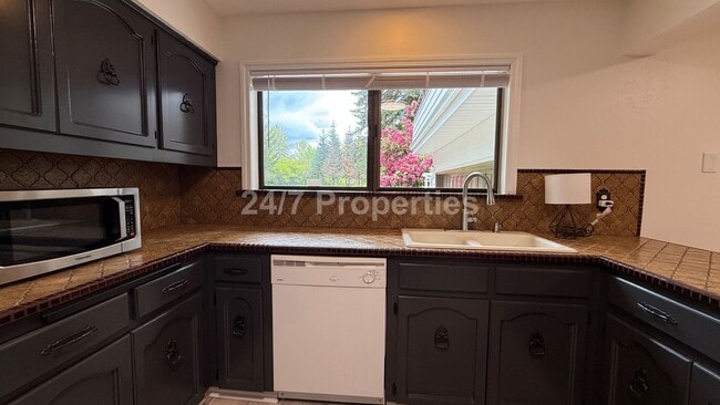Building Photo - Sprawling 5 BD | 3 BA with Basement - Gresham