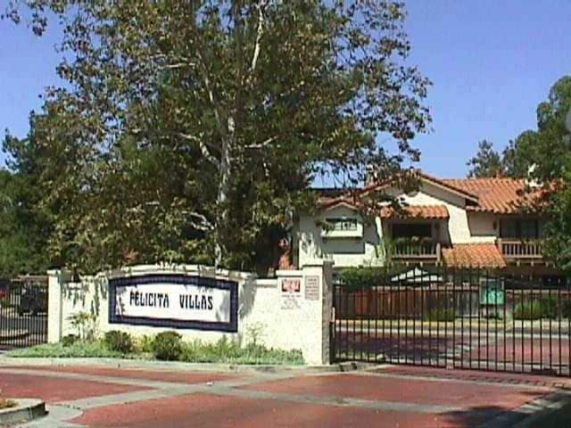 Building Photo - Escondido 3 Br Gated LOVELY Townhome 2 pat...