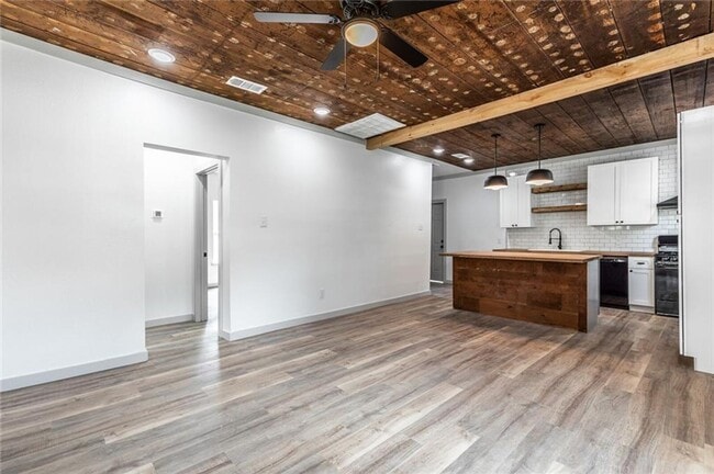 Building Photo - Beautifully remodeled single family home, ...