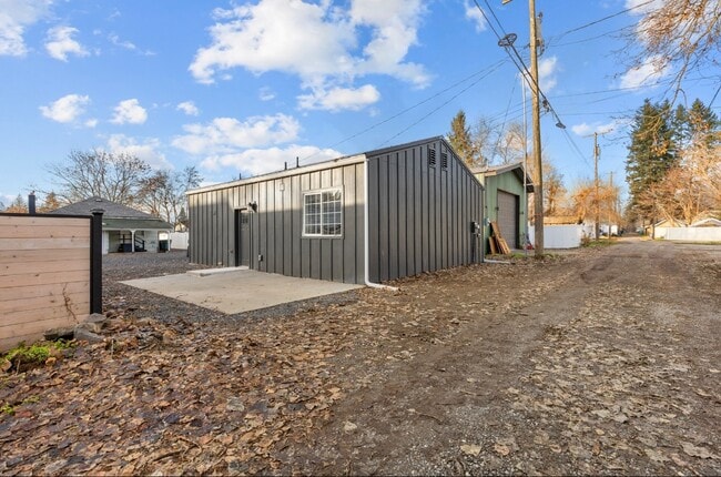 Building Photo - 948 N 5th St