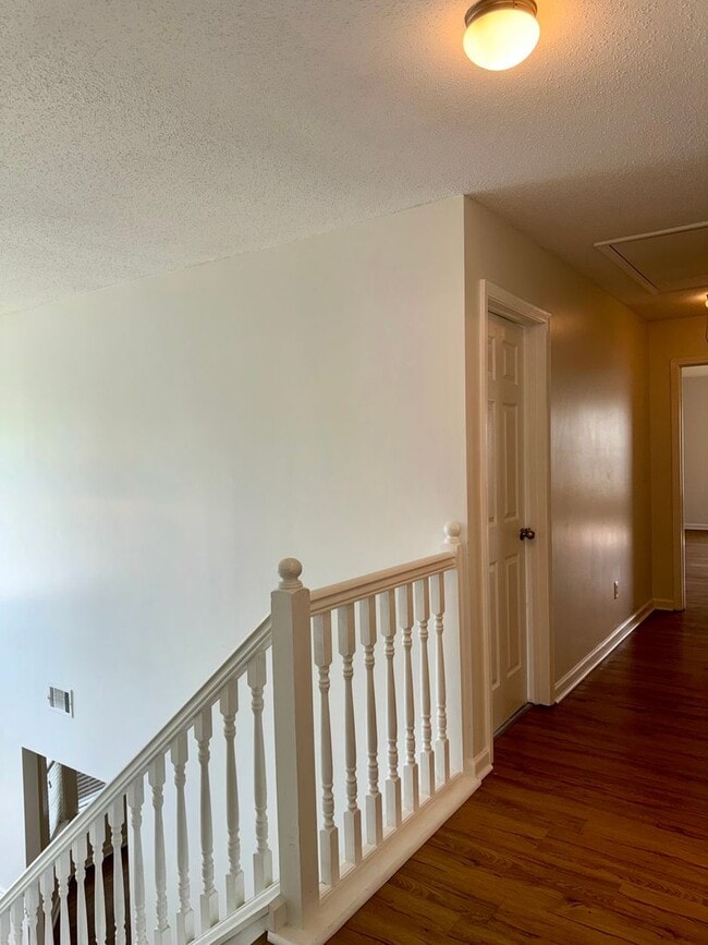 Building Photo - Huge 5 Bedroom Home with Sooo Much Space!