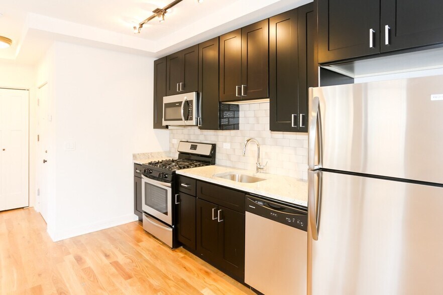 Building Photo - 2211 W Eastwood Ave