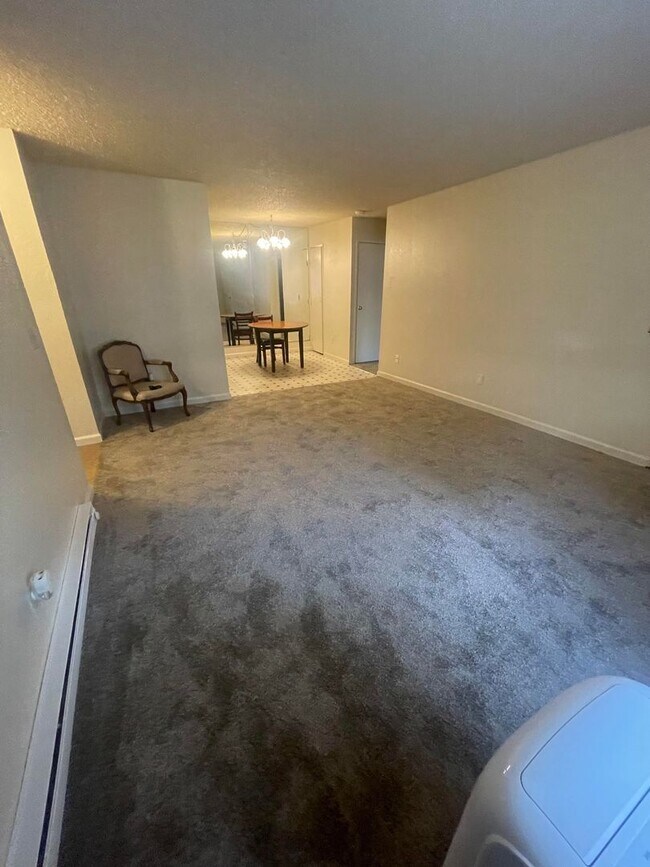 Building Photo - AVAILABLE NOW! 2 bed / 2 Bath near UNR!