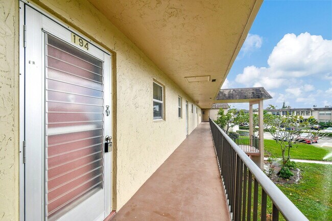 Building Photo - 702 Lori Dr