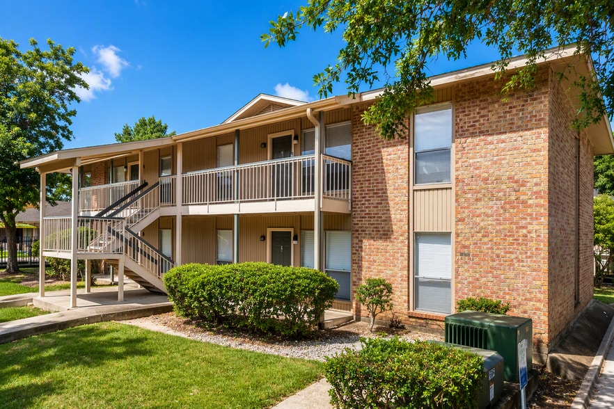 Building Photo - Diamond Lakes Apartment Homes
