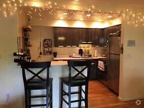 Building Photo - 2 bed. 2 Bathrooms in Chestnut Hill In-Uni...