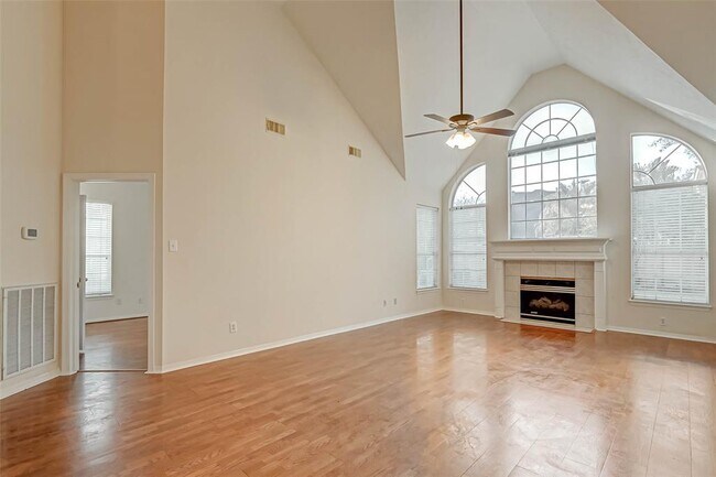 Building Photo - 910 Chinni Ct